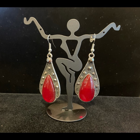 Red teardrop and filigree earrings - Picture 2 of 2